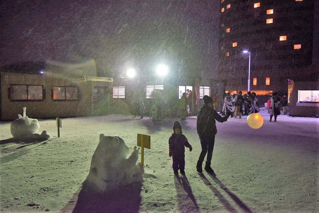 わっかない氷雪の広場の夜