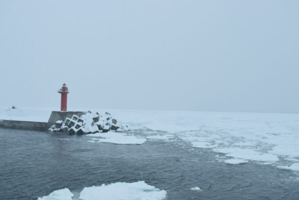 流氷に覆われた網走港防波堤灯台