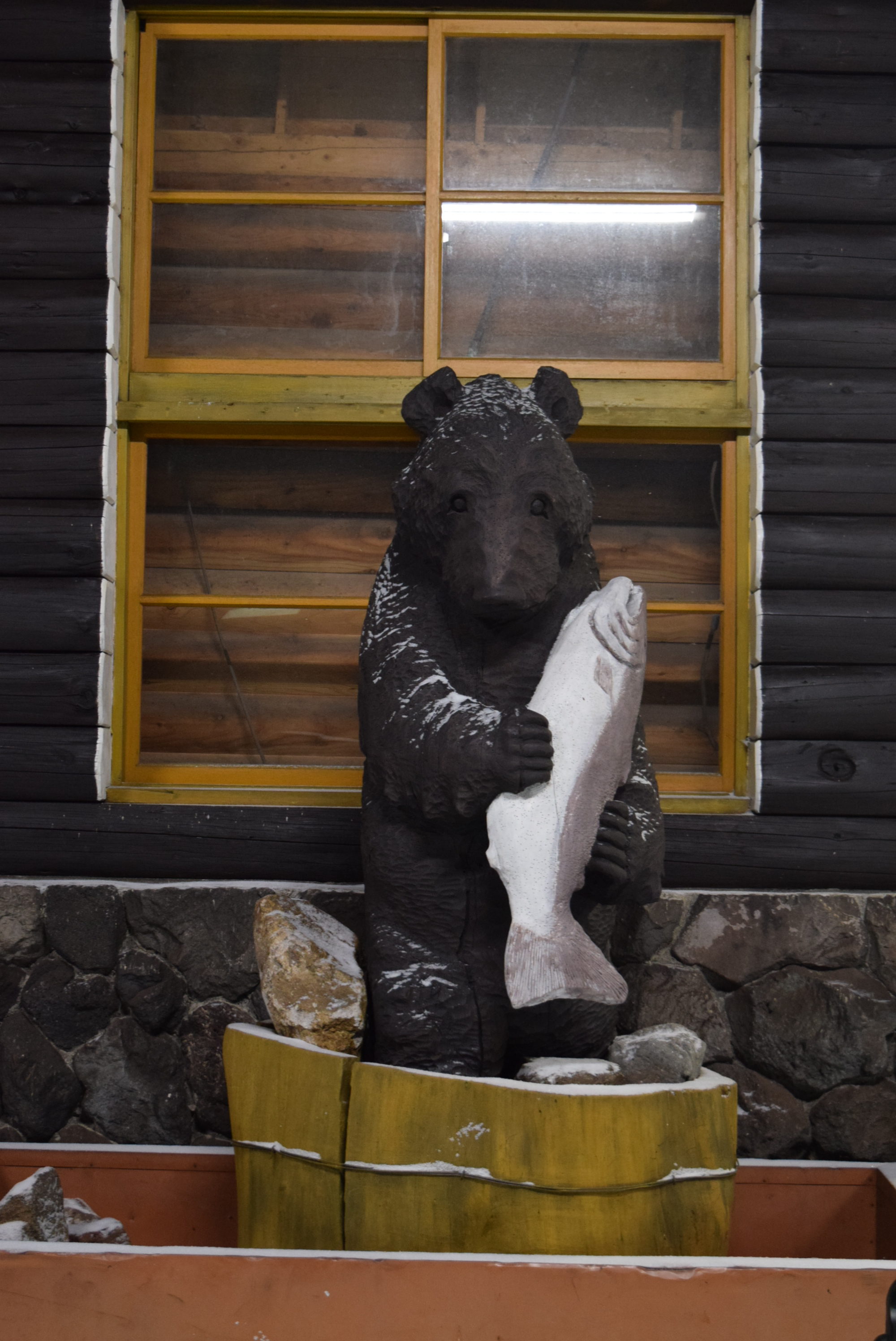 川湯温泉駅の鮭を抱える熊