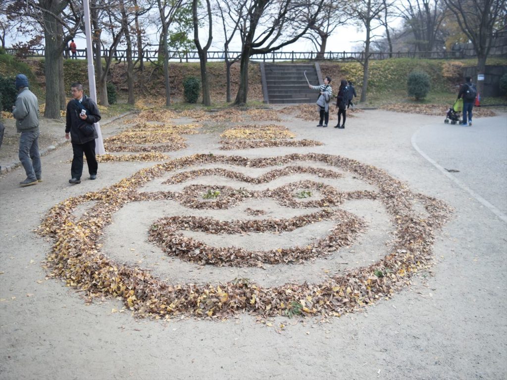 大阪城公園の落ち葉で作られた笑顔