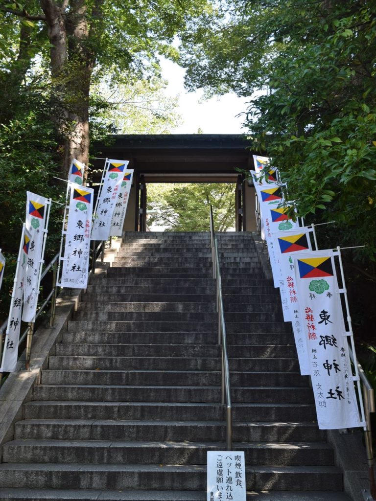 東郷神社の境内とZ旗