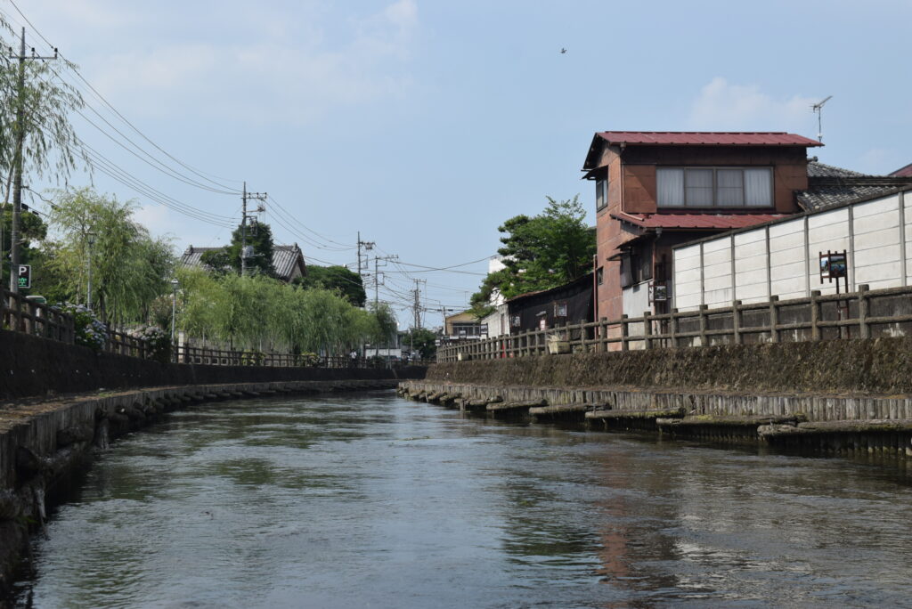 栃木市内を流れる巴波川
