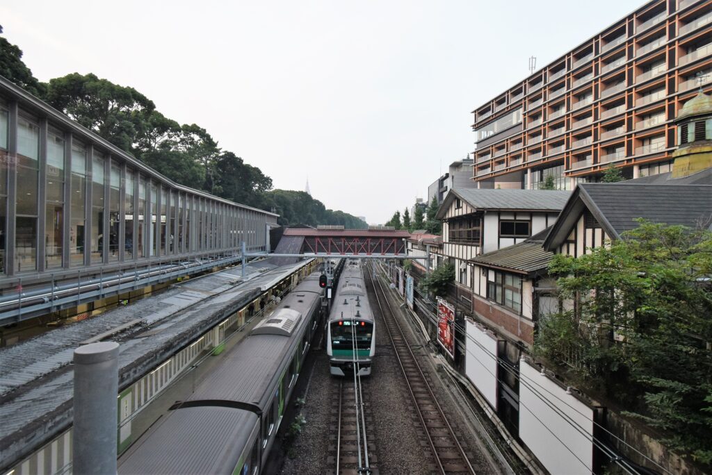原宿駅を通過する埼京線E233系