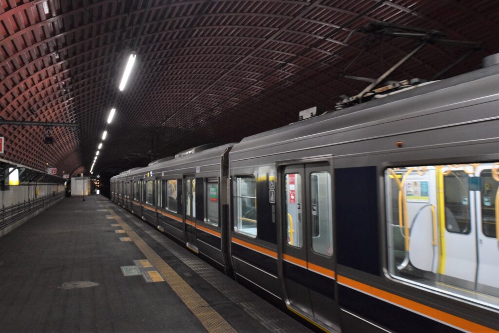 武田尾駅を発車する207系