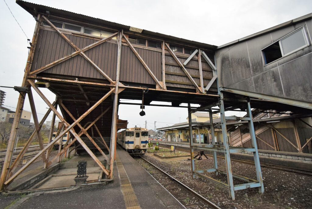 田川後藤寺駅の木造跨線橋