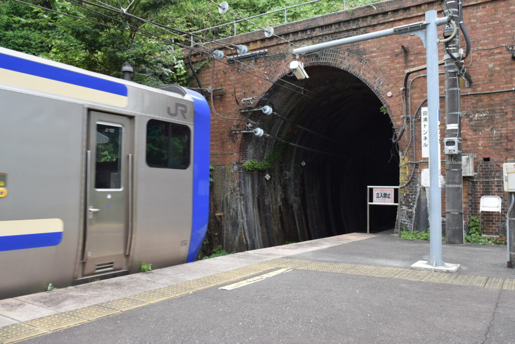 田浦トンネルに進入するE235系