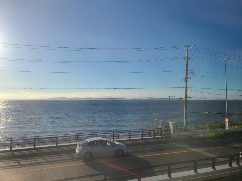 新宿さざなみから眺める東京湾の車窓