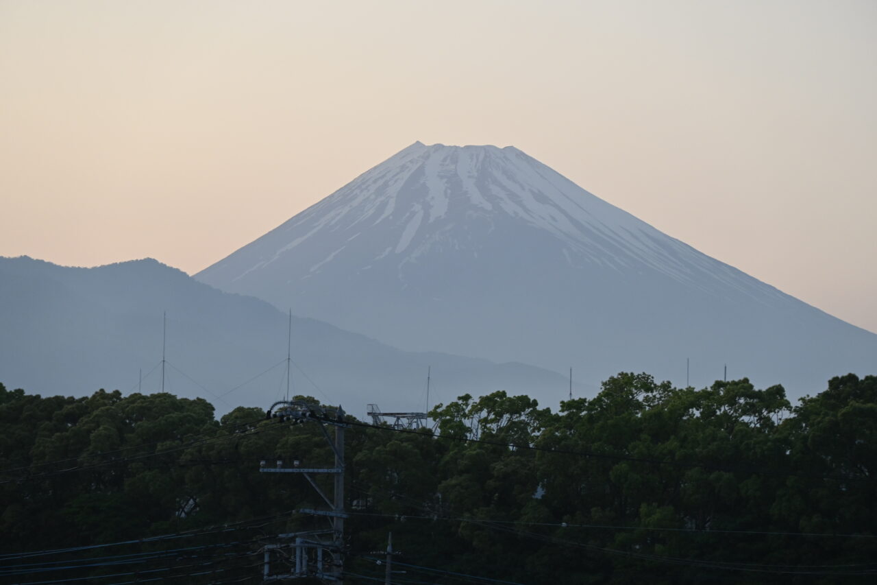 東海道新幹線ホームから眺める富士山