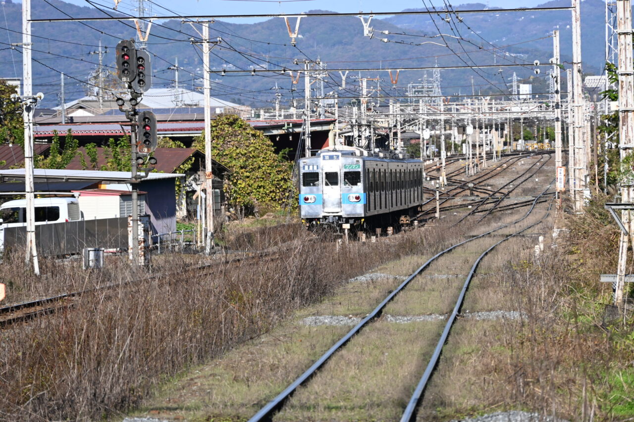 本線上で停止し駅へ引き返す羽生駅行5000系