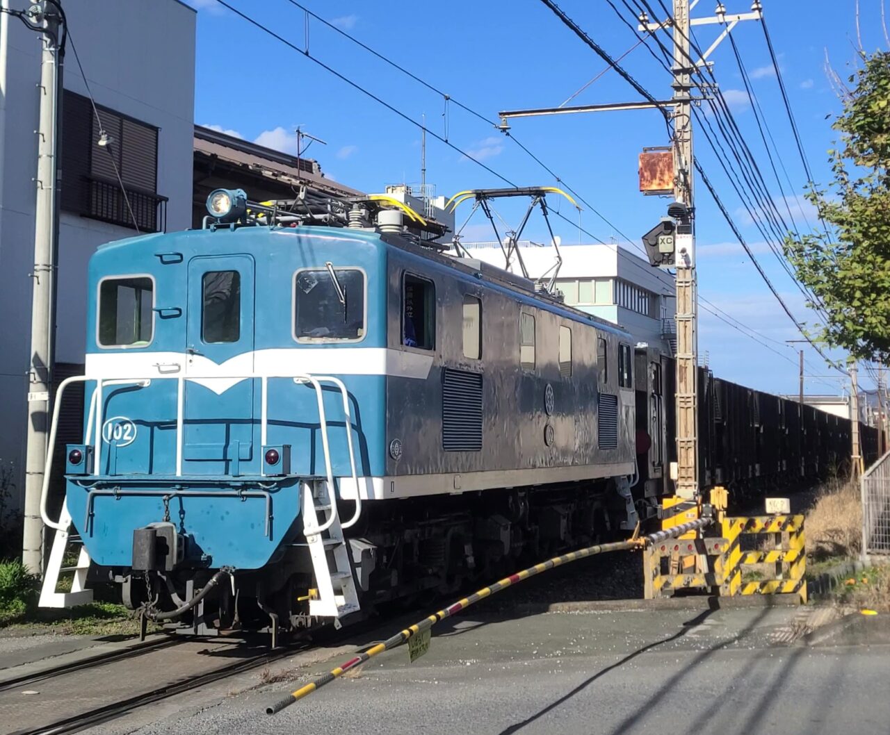 デキ102機関車