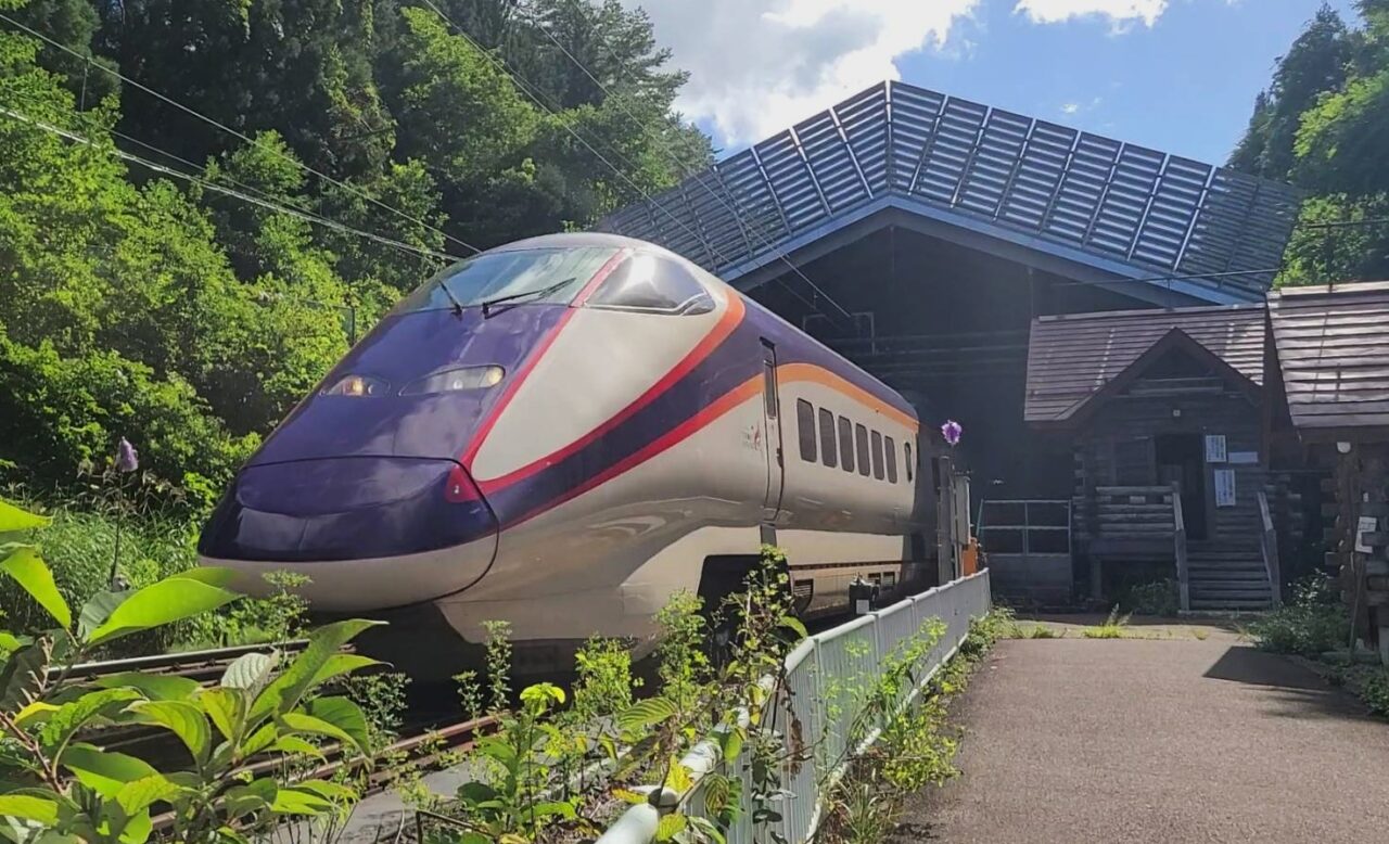 板谷駅を通過する山形新幹線つばさ