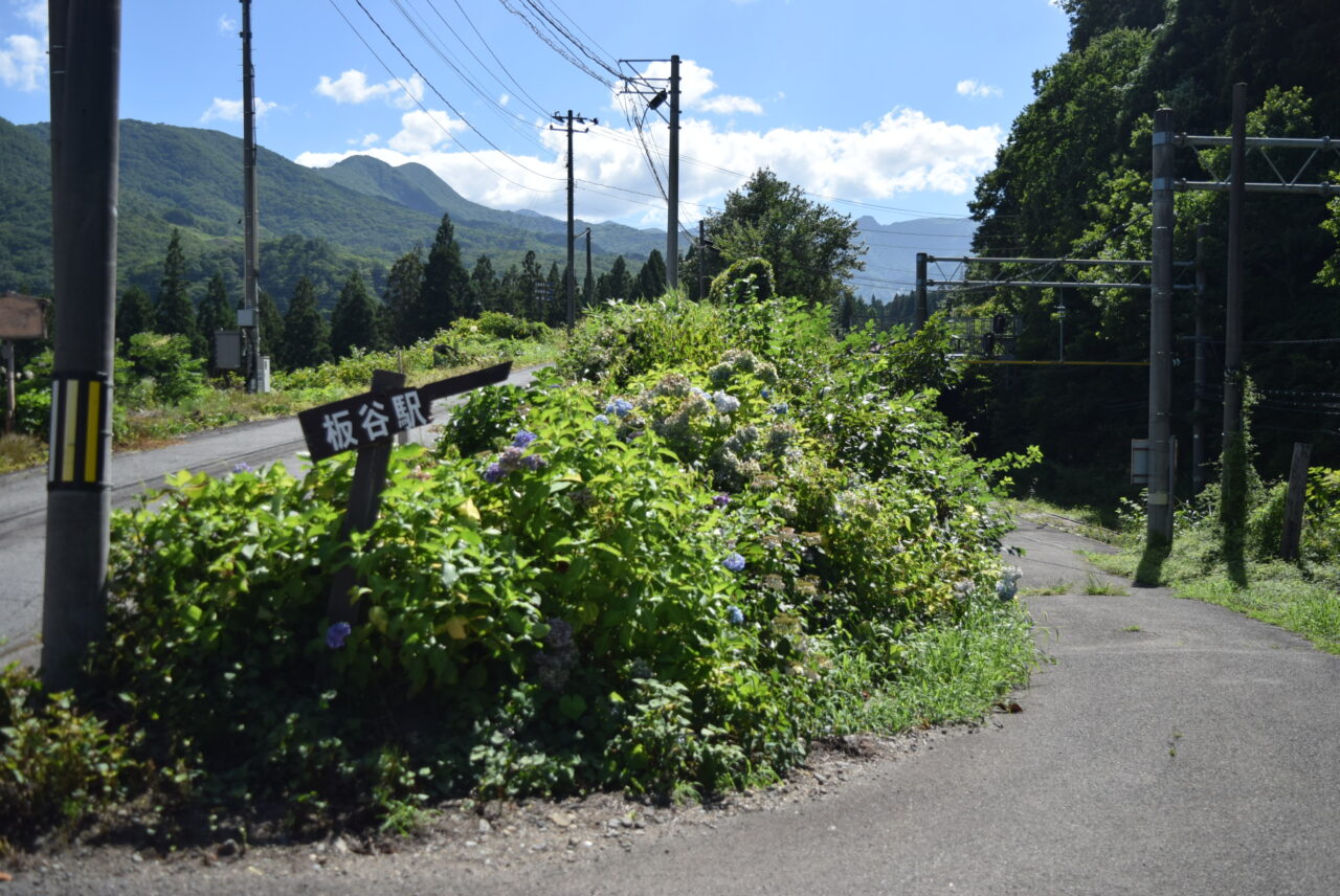 板谷駅の入口