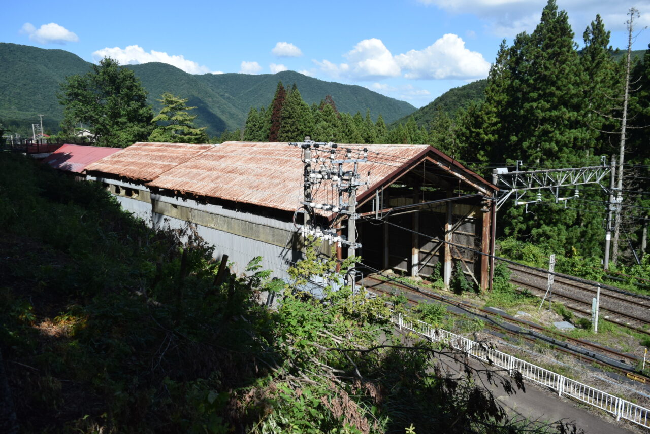 板谷駅のスノーシェルター