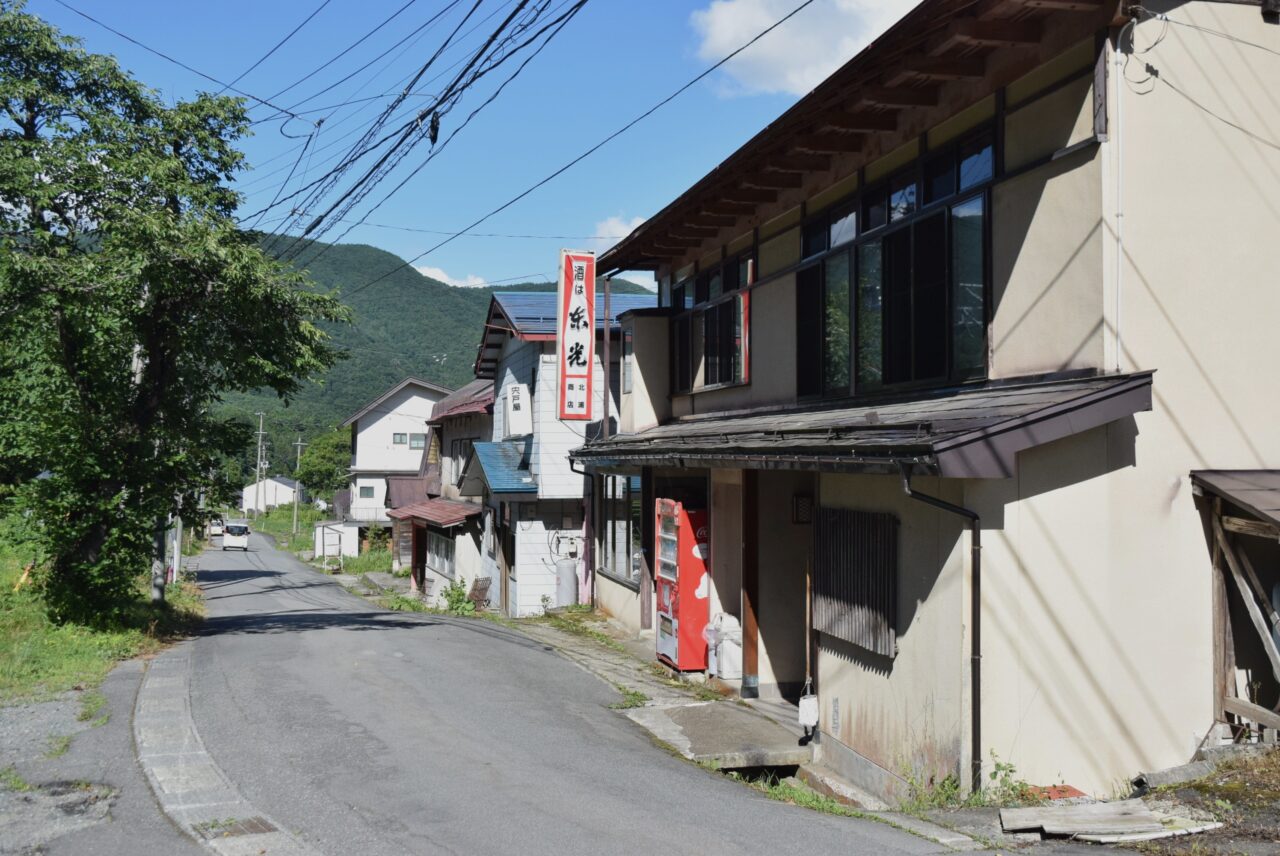 板谷駅前