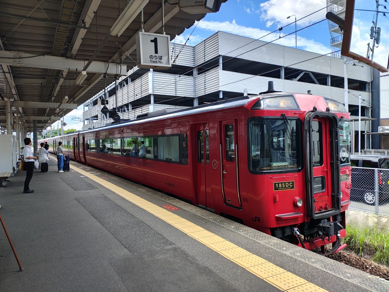 久留米駅にやってきたキハ185系あそ