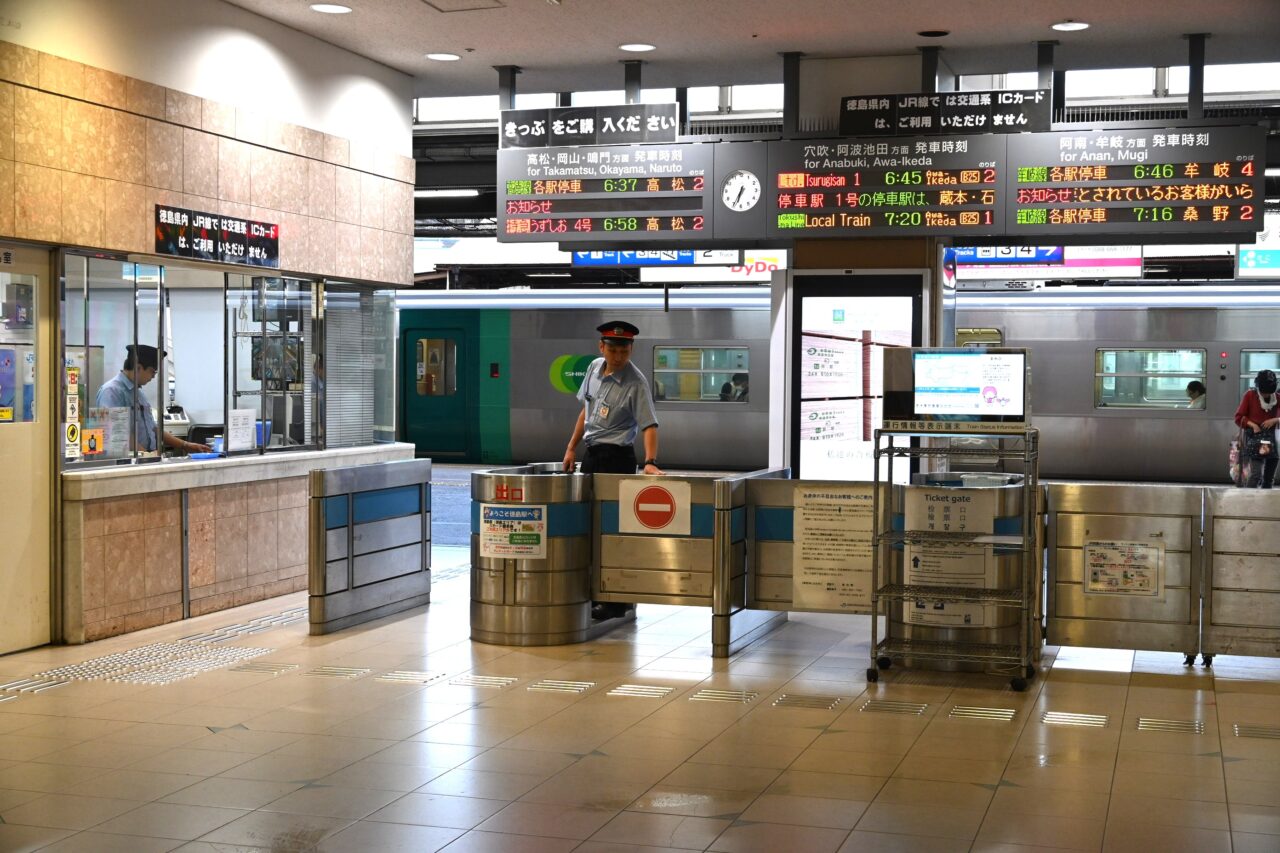 徳島駅改札