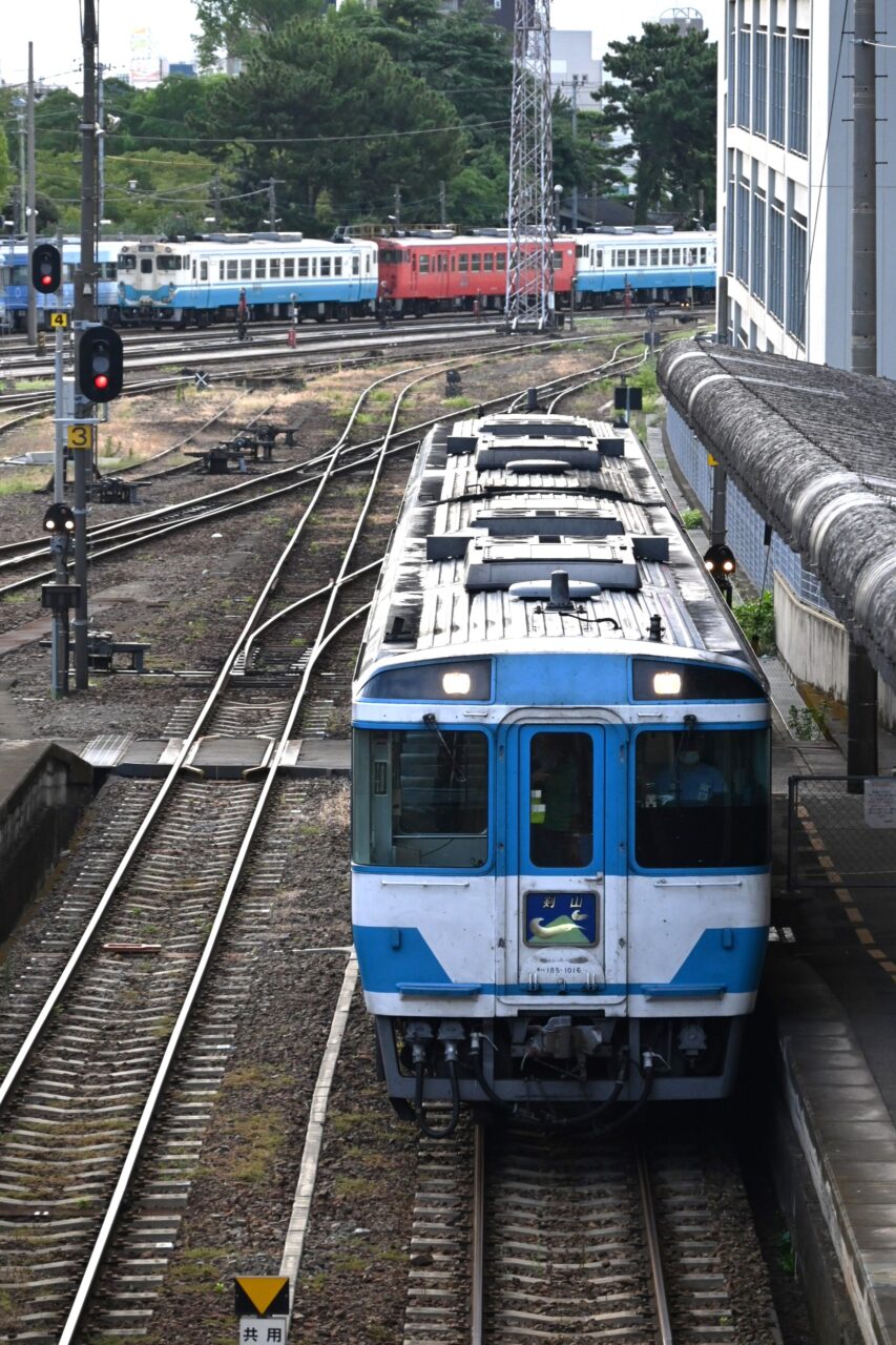 徳島駅へ入選する剣山1号