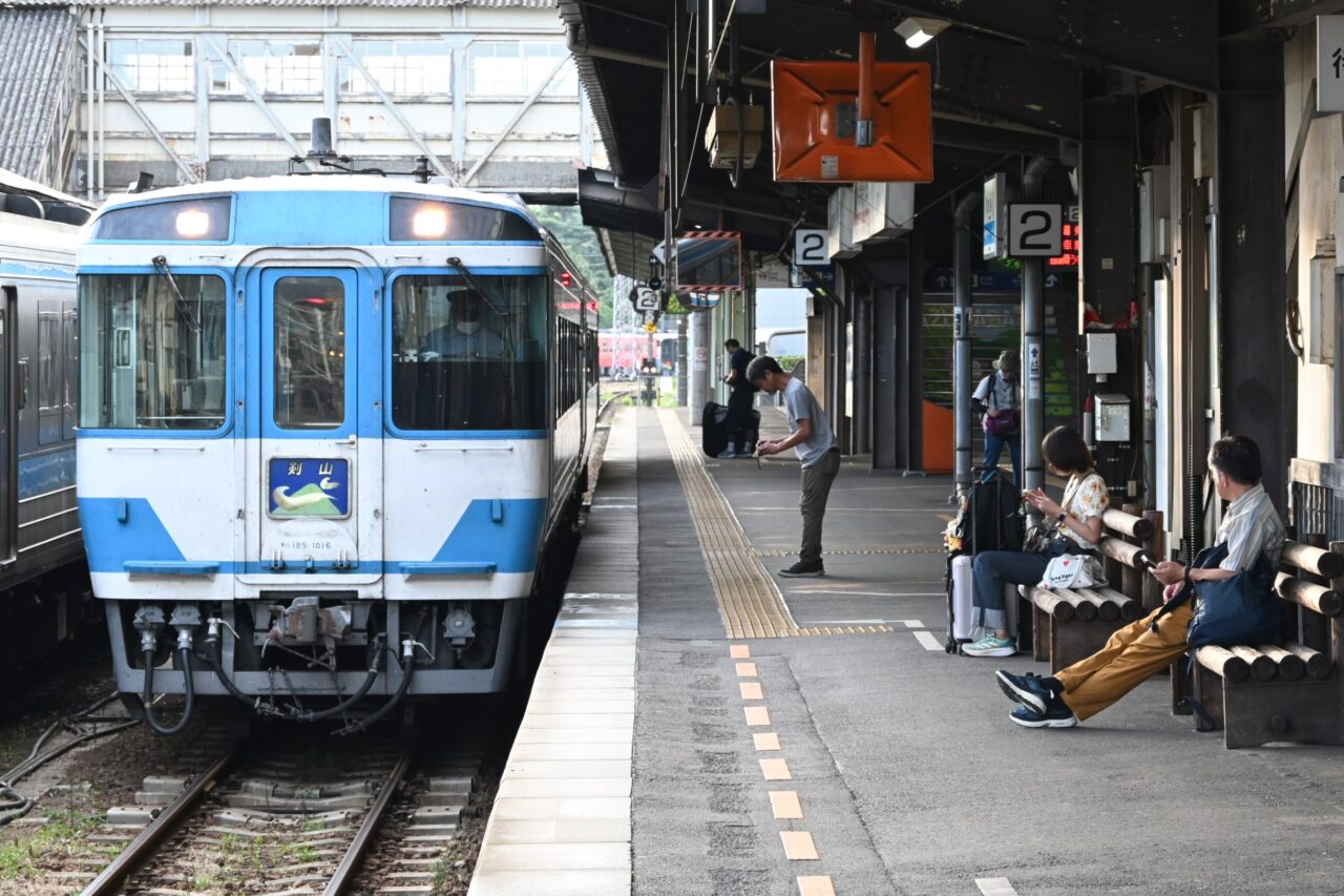 徳島駅に停車中のキハ185系